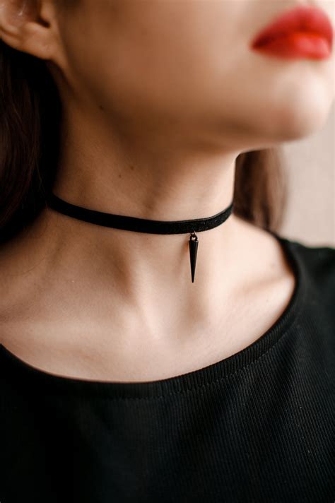 choker women.